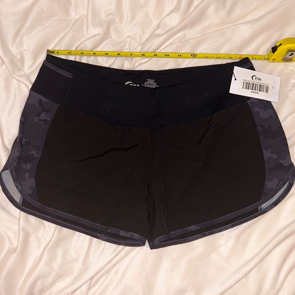 BNWT Zyia 5 Star Short Blk & Camo XXL